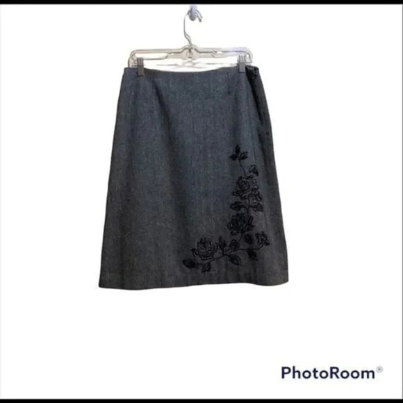 Covington  grey skirt embellished flower - Picture 1 of 3